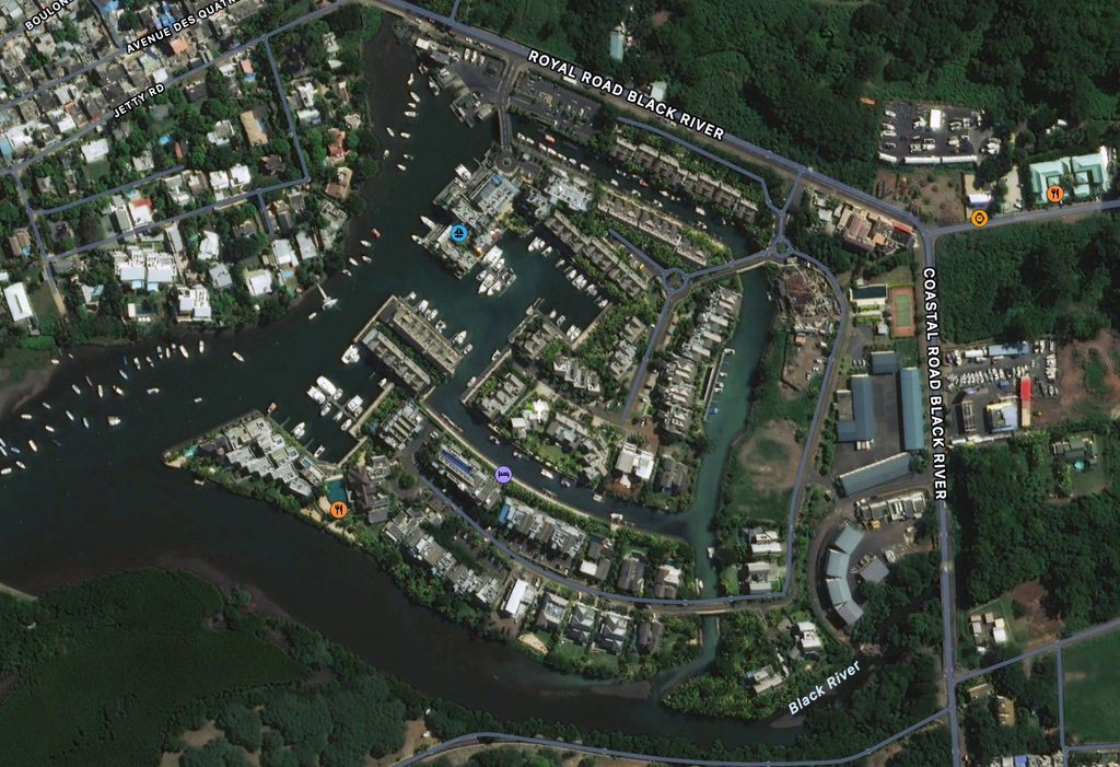 La Balise Marina: pretty houses, pretty boats (© Apple maps) La Balise Marina: pretty houses, pretty boats (© Apple maps)